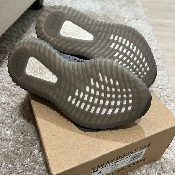 2017 Yeezy Boost 350 V2 'Beluga 2.0' - Picture 6 of 9